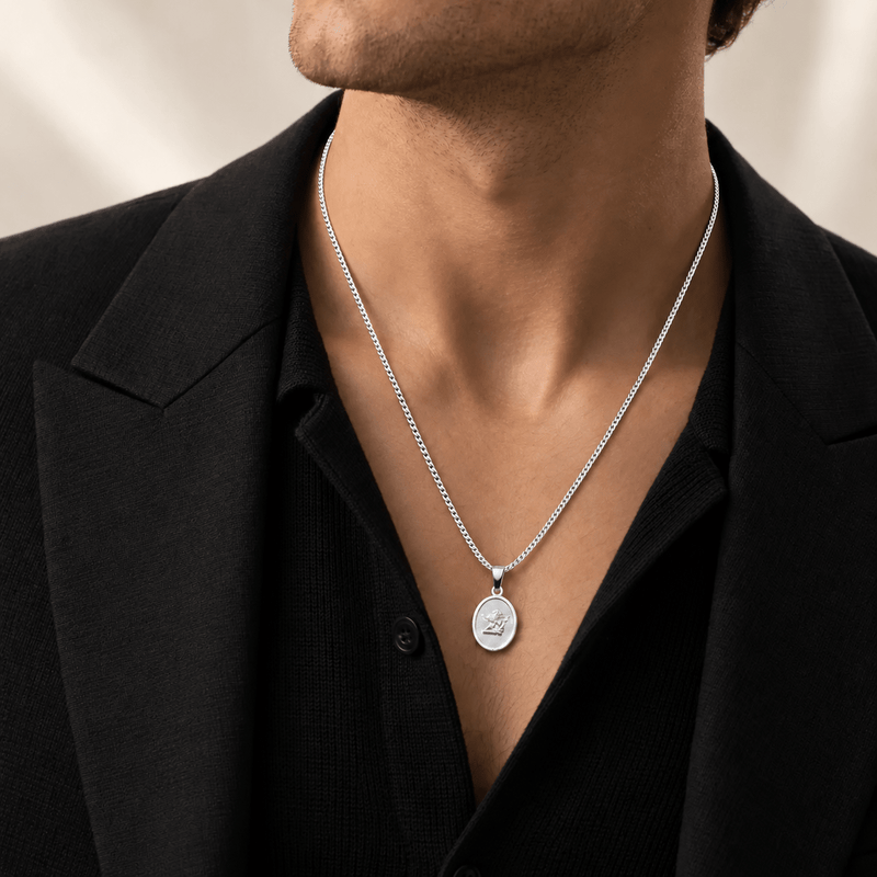 Collar Ángel de la Guarda de plata 950, puesto en modelo.