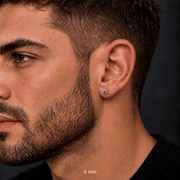 Piercing Luxe Red 6 mm de titanio de grado implante con circonia 5A, en oreja de modelo.