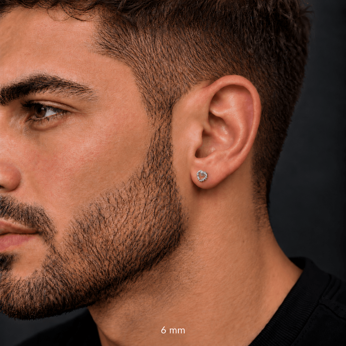 Piercing Beloved 6 mm de titanio de grado implante, en oreja de modelo.
