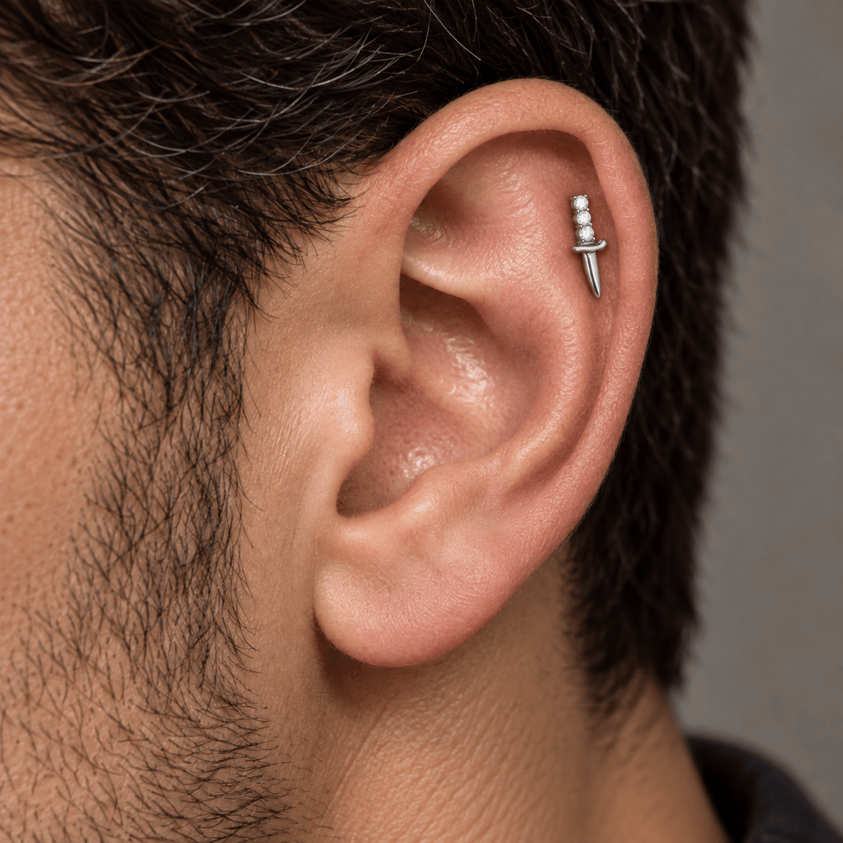 Piercing Sword 10 mm de titanio de grado implante con circonia 5A, en oreja de modelo.