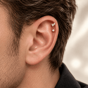 Piercing Sky 11 mm de titanio de grado implante con circonia 5A, en oreja de modelo.