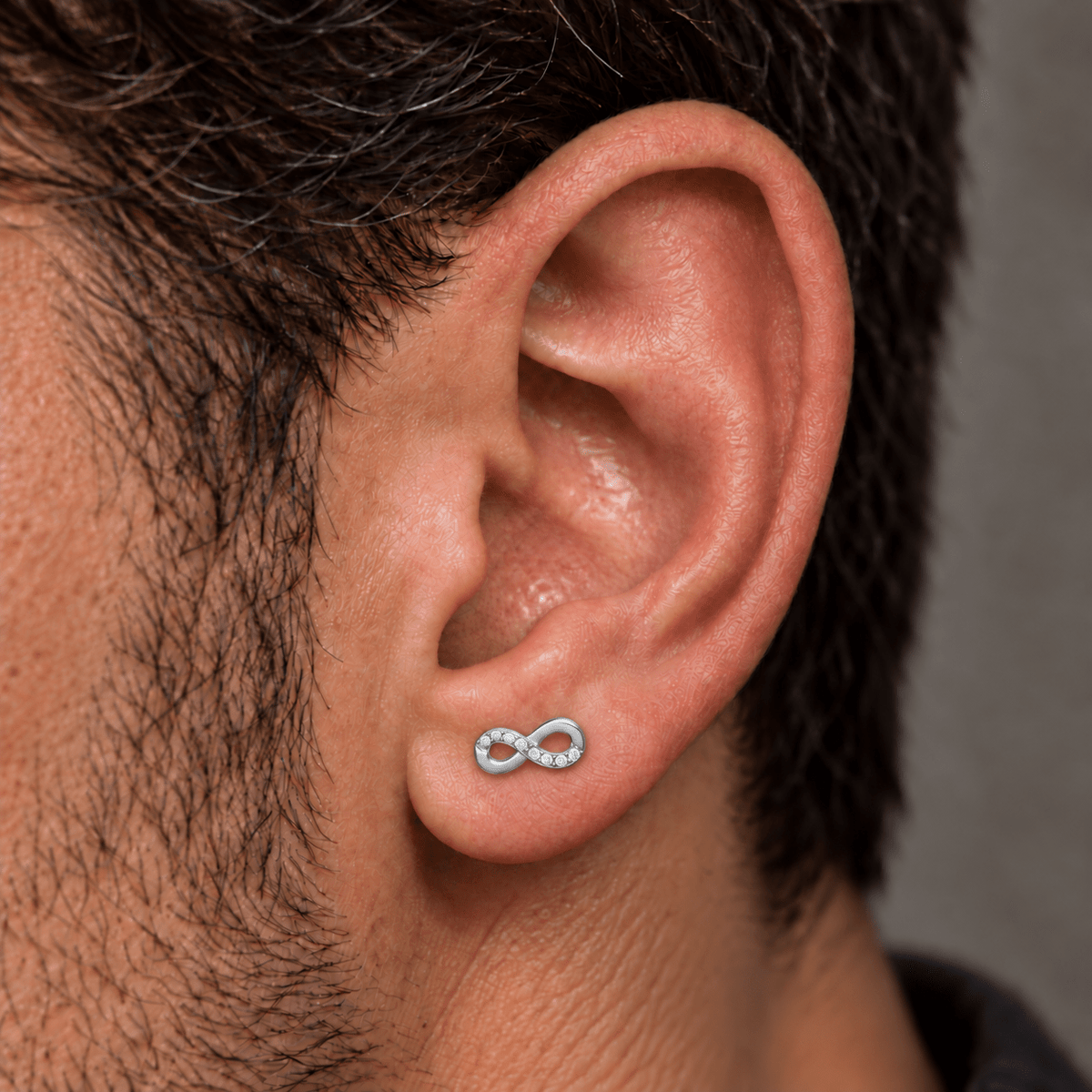 Piercing Infinity 11 mm de titanio de grado implante con circonia 5A, en oreja de modelo.