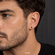 Piercing Forest 5 mm de titanio de grado implante con circonia 5A, en oreja de modelo.