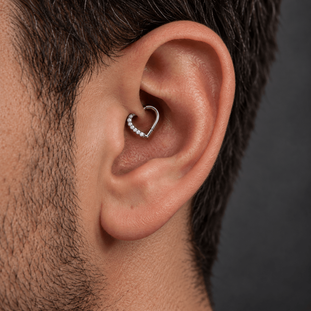 Piercing Heart 10 mm de titanio de grado implante con circonia 5A, en oreja de modelo.