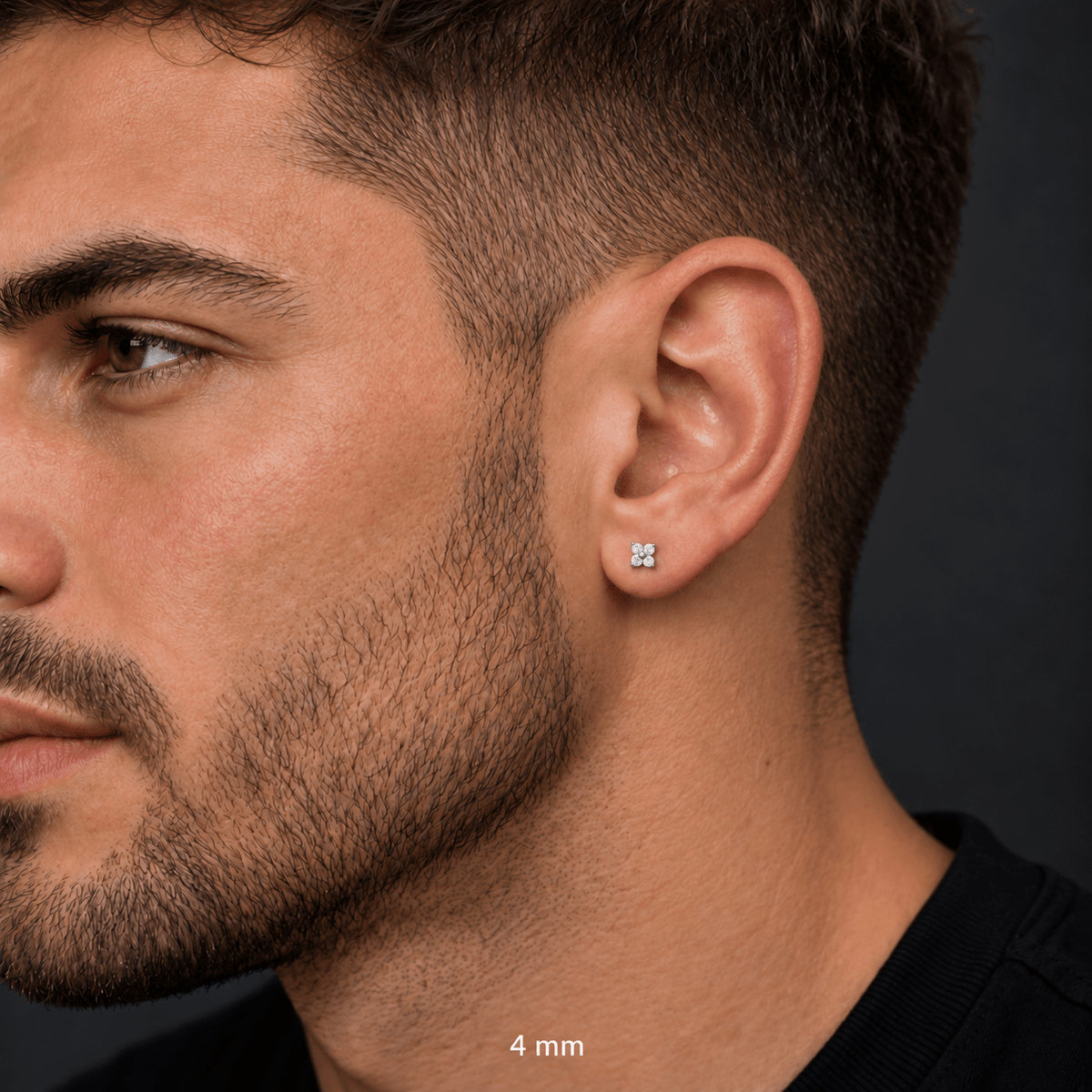 Piercing Petal 4 mm de titanio de grado implante con circonia 5A, en oreja de modelo.