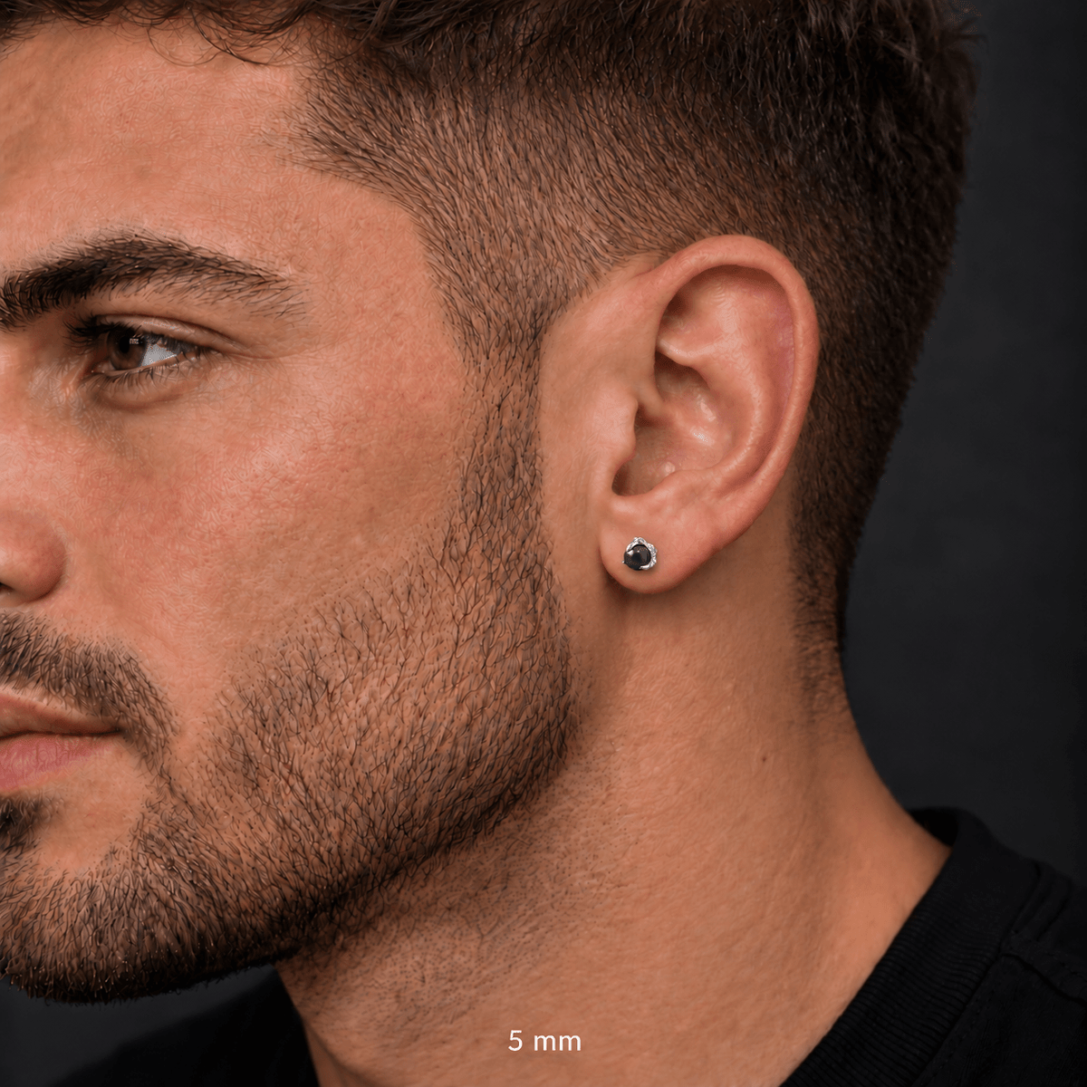 Piercing Syrax 5 mm de titanio de grado implante, en oreja de modelo.