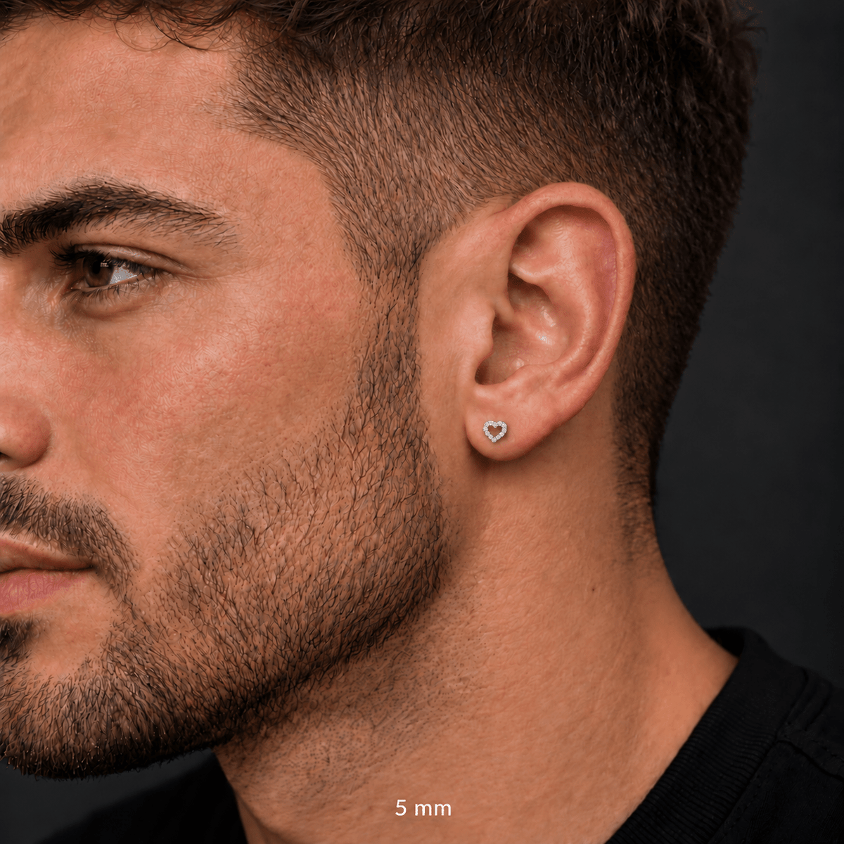 Piercing Forever 5 mm de titanio de grado implante con circonia 5A, en oreja de modelo.