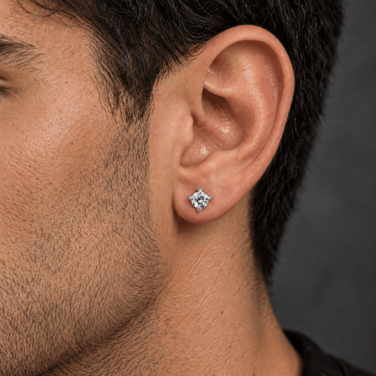 Piercing Titan 5 mm de titanio de grado implante con circonia 5A, en oreja de modelo.