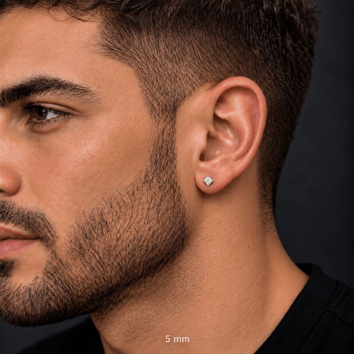 Piercing Rhombus 5 mm de titanio de grado implante con circonia 5A, en oreja de modelo.