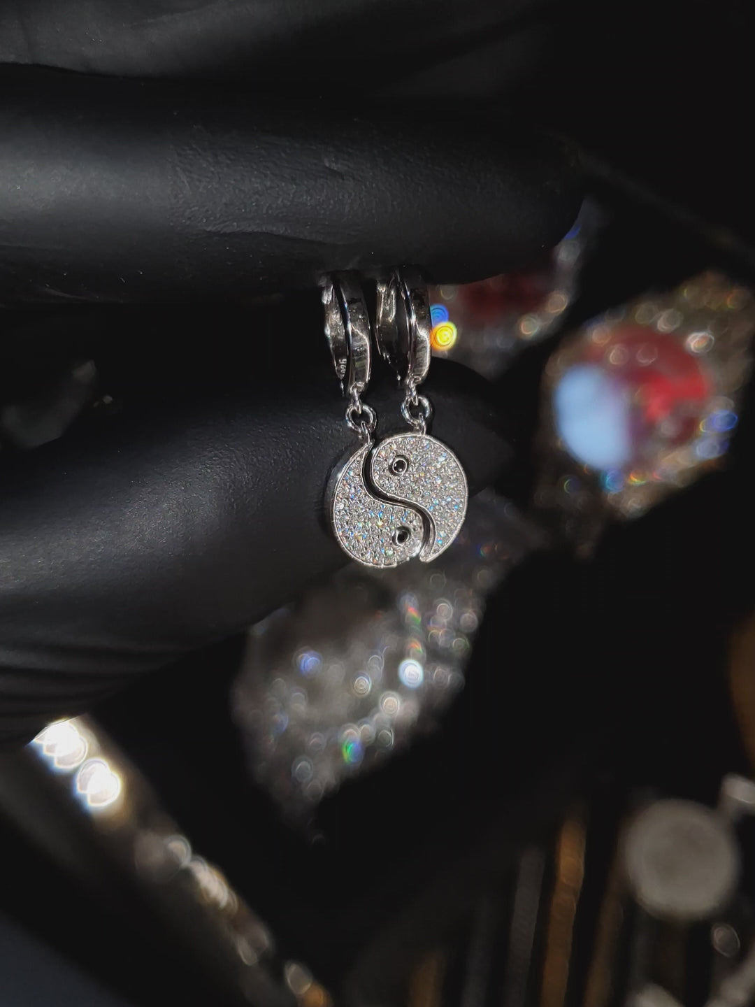 Arete Yinyang 26mm – Plata 925 con Moissanita – video | Lion Luxury