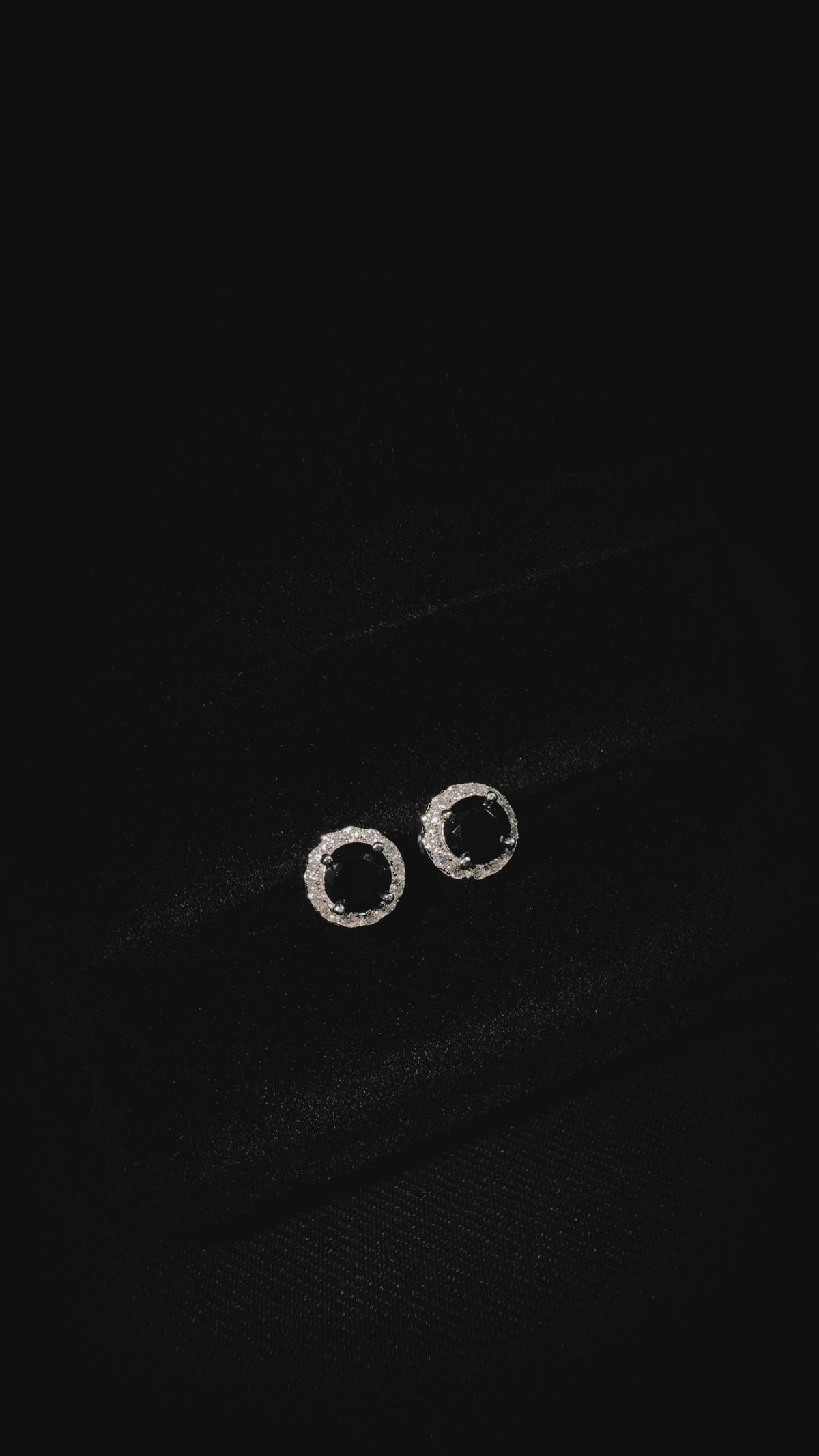 Arete Astra Black 6.5mm – Plata 925 con Moissanita – video | Lion Luxury