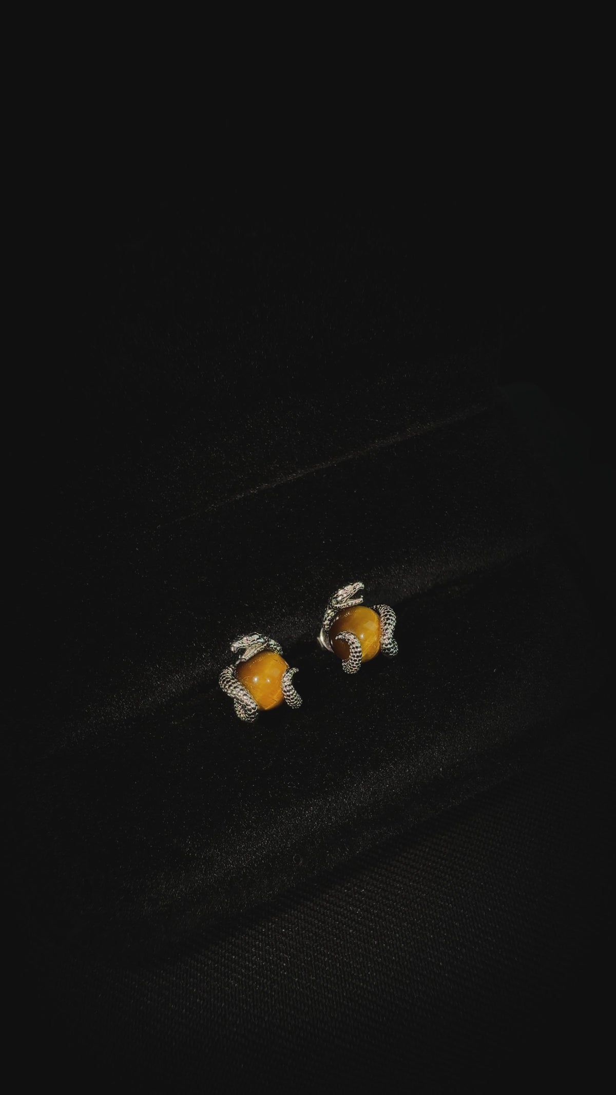 Arete VenomStone 7.5mm – Plata 925 con Tiger Eye – video | Lion Luxury