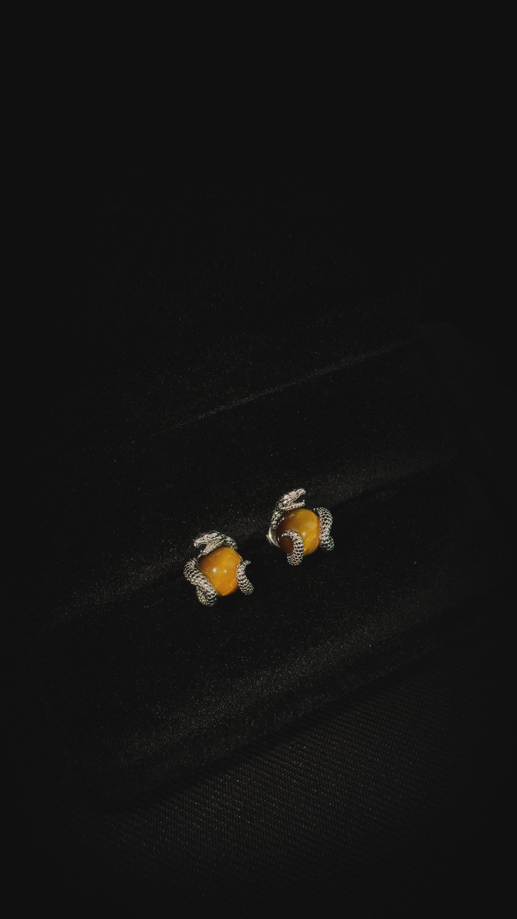 Arete VenomStone 7.5mm – Plata 925 con Tiger Eye – video | Lion Luxury