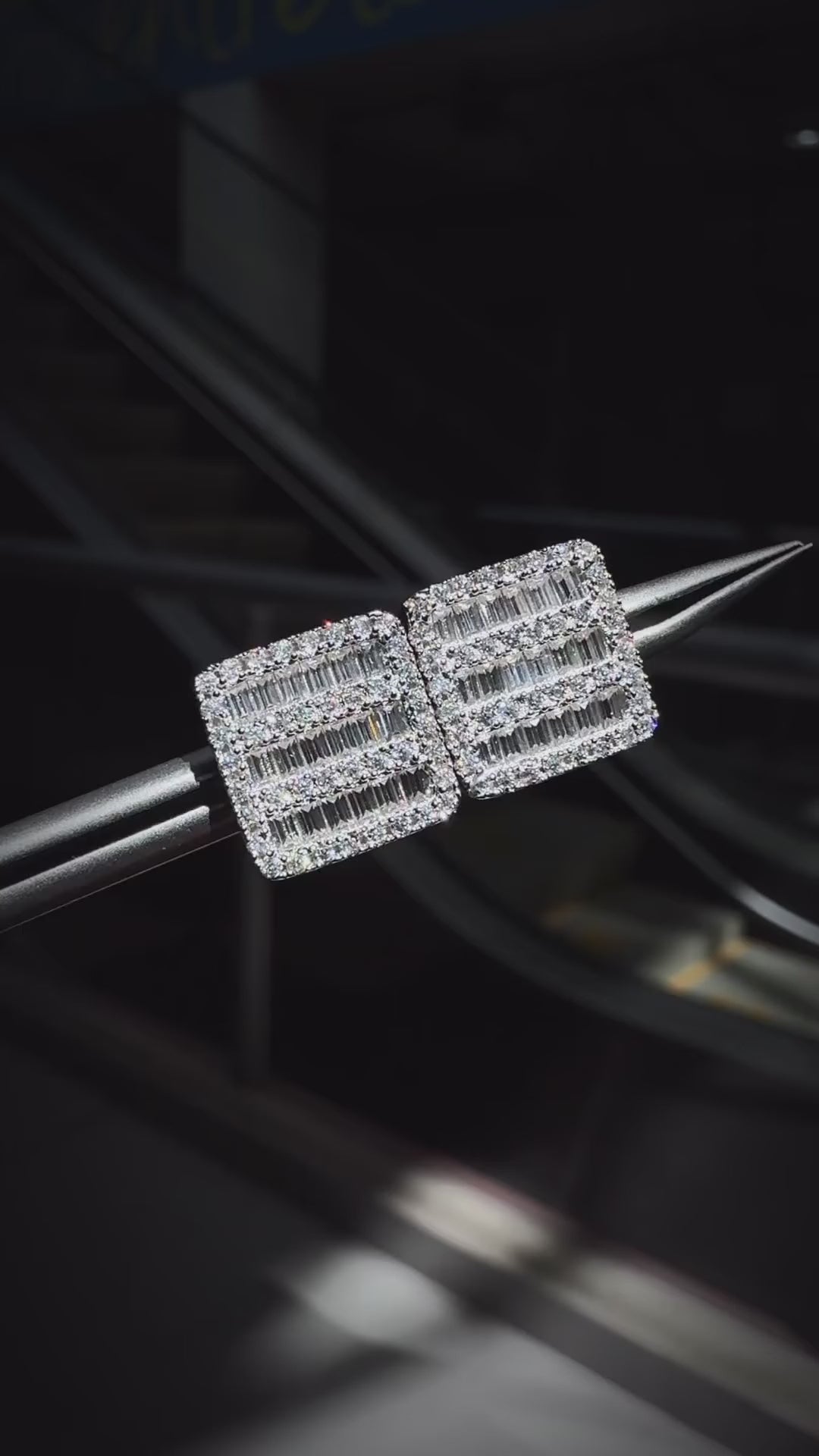 Aretes Square Diamond vistos de cerca y presentados en caja