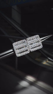 Aretes Square Diamond vistos de cerca y presentados en caja