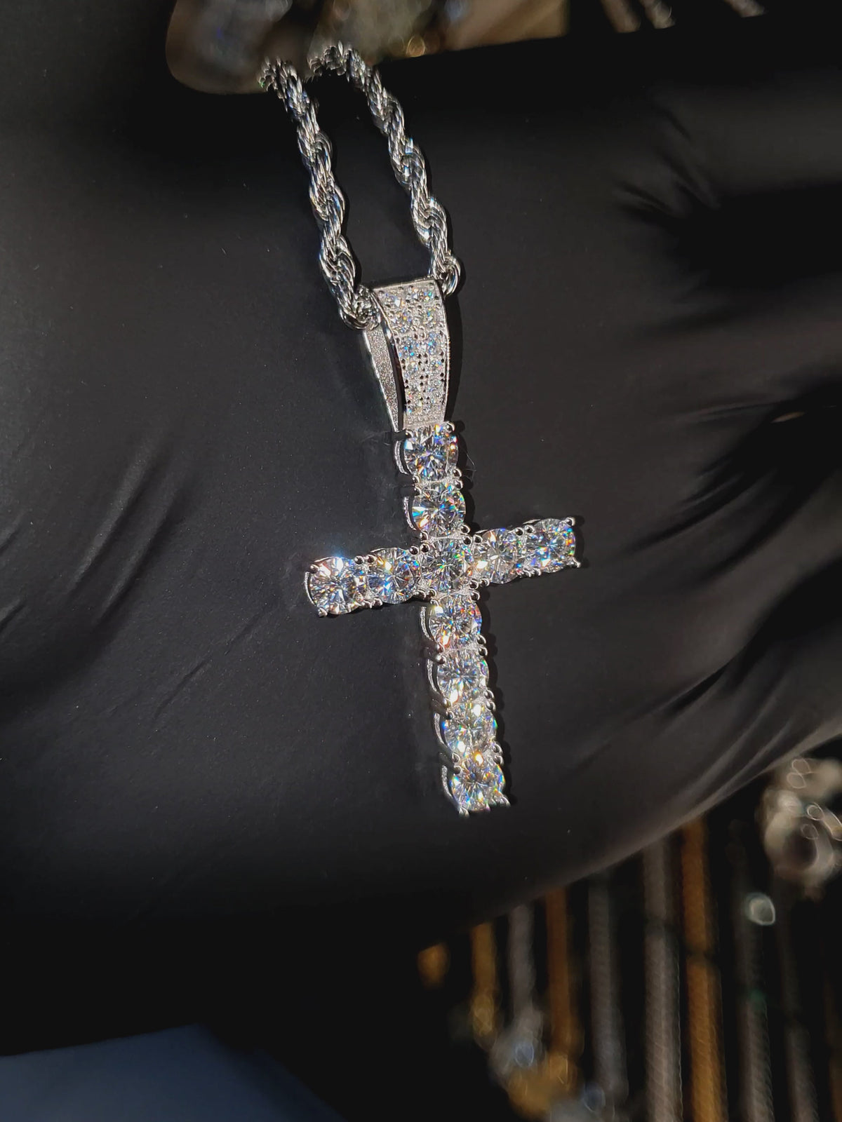 Collar Cross Diamond – Plata 925 con Moissanita – video | Lion Luxury