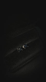 Arete Royalty Black 5.5mm – Plata 925 con Moissanita – video | Lion Luxury