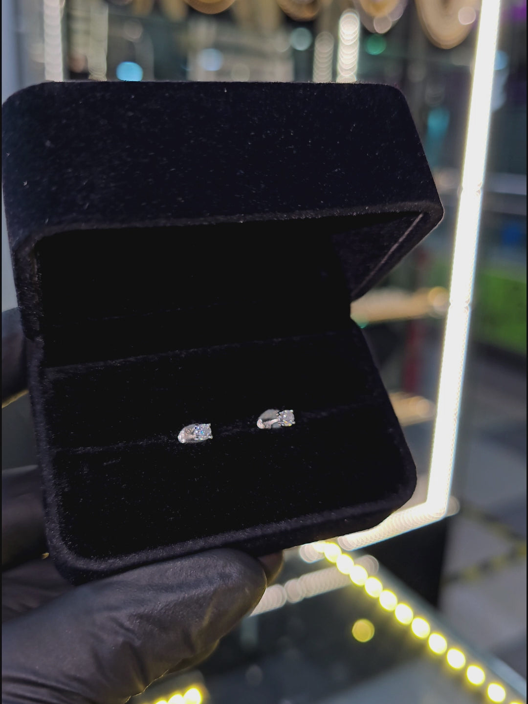 Arete Prisma 3mm – Plata 925 con Moissanita – video | Lion Luxury