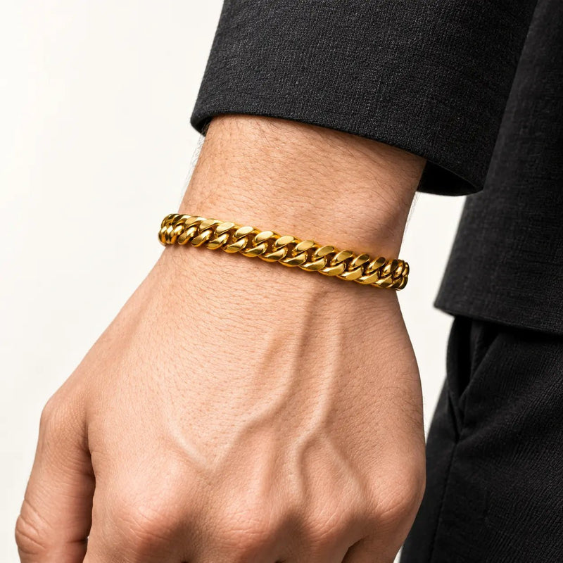 Pulsera Miami Cuban Gold 8 mm de acero 316L, en muñeca de modelo.