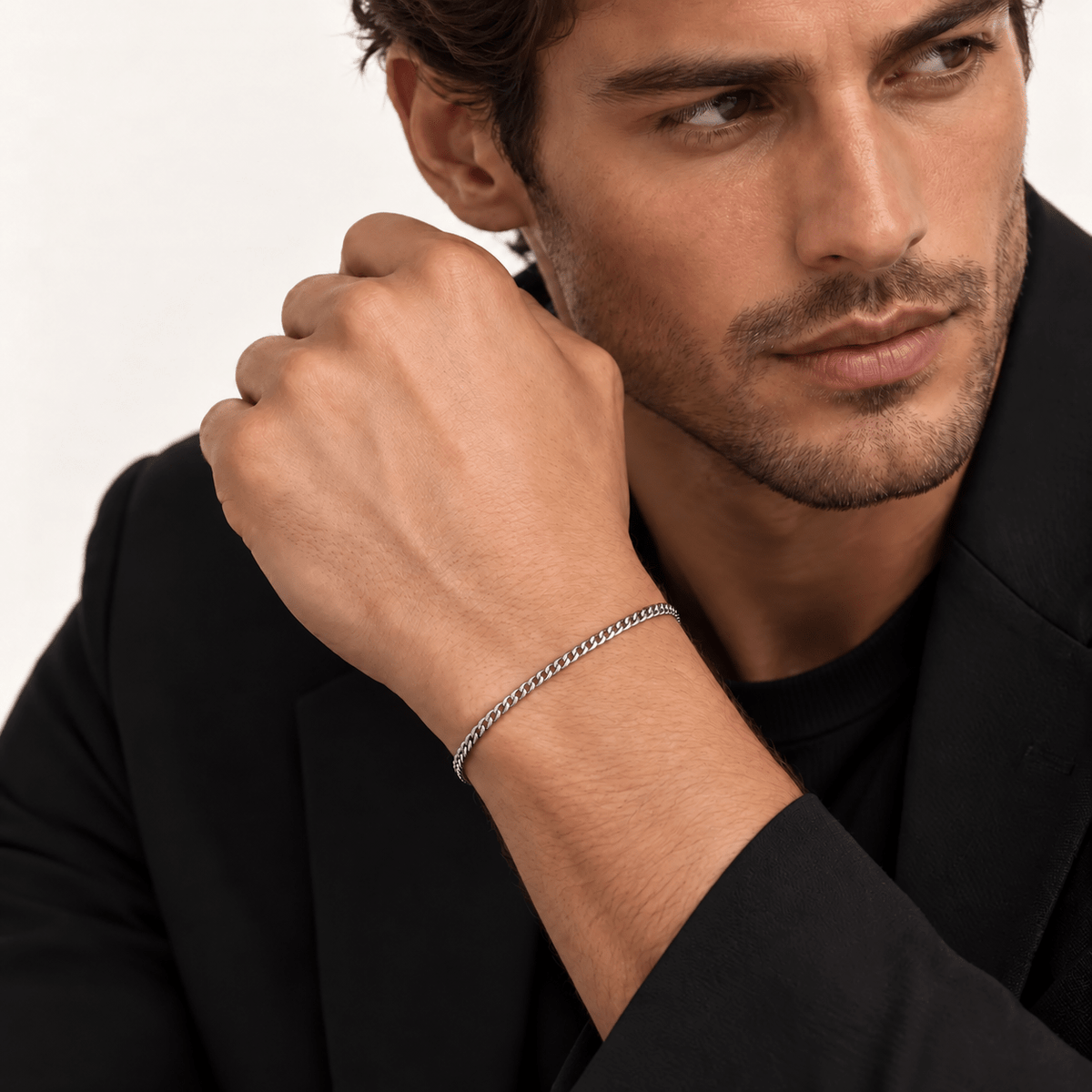 Pulsera Miami Cuban Silver 3 mm de acero 316L, en muñeca de modelo.
