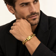Pulsera Titan Gold 12 mm de acero 316L, en muñeca de modelo.