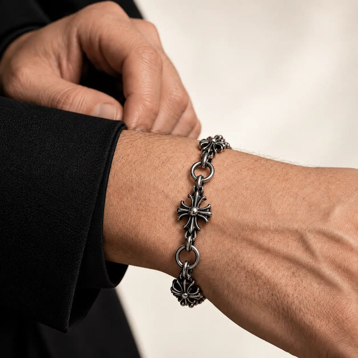 Pulsera Arcane Cross 13 mm de acero 304L, en la muñeca de un modelo.