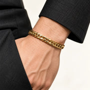 Pulsera Miami Twice Gold 8 mm de acero 316L, en muñeca de modelo.