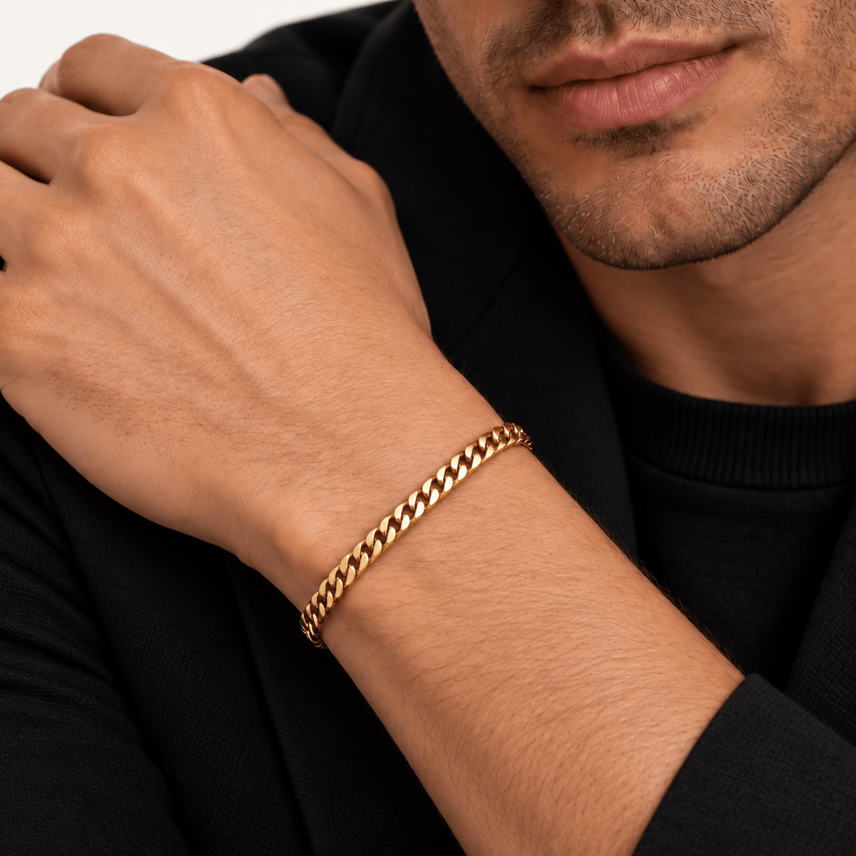 Pulsera Miami Cuban Gold 5 mm de acero 316L, en muñeca de modelo.