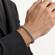 Pulsera Nudo Silver 6 mm de acero 316L, en muñeca de modelo.
