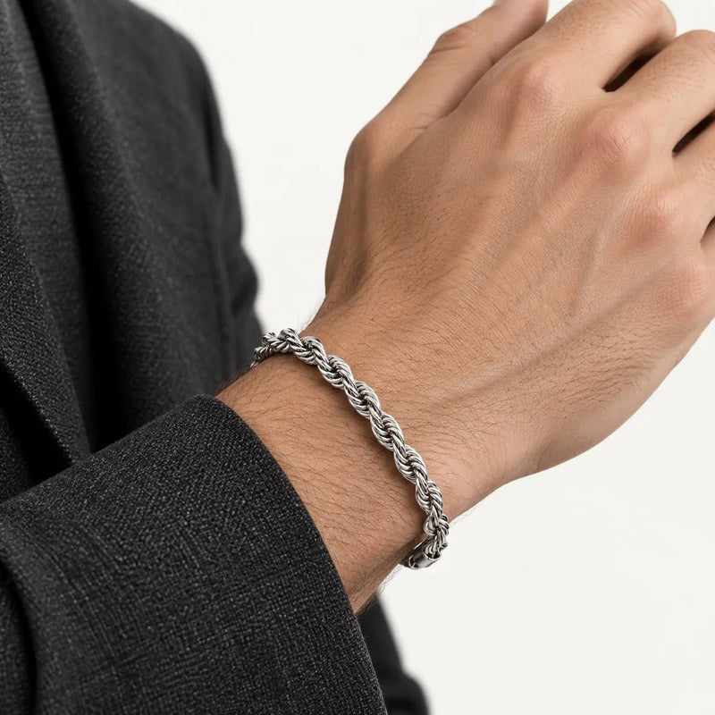 Pulsera Nudo Silver 6 mm de acero 316L, en muñeca de modelo.