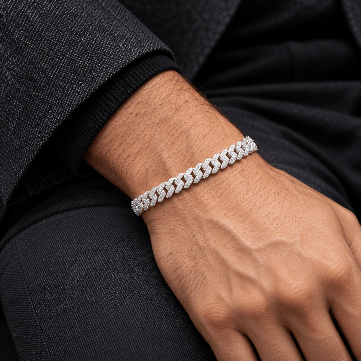 Pulsera Prong 8 mm de plata 925 con moissanita, en muñeca de modelo.