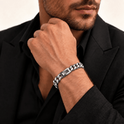 Pulsera Miami Cuban Silver 10 mm de acero 316L, en muñeca de modelo.
