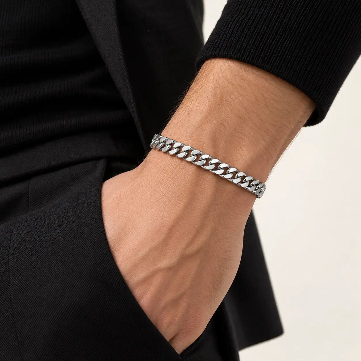Pulsera Miami Cuban Silver 9 mm de acero 316L, en la muñeca de un modelo.