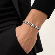 Pulsera Miami Cuban Silver 9 mm de acero 316L, en la muñeca de un modelo.