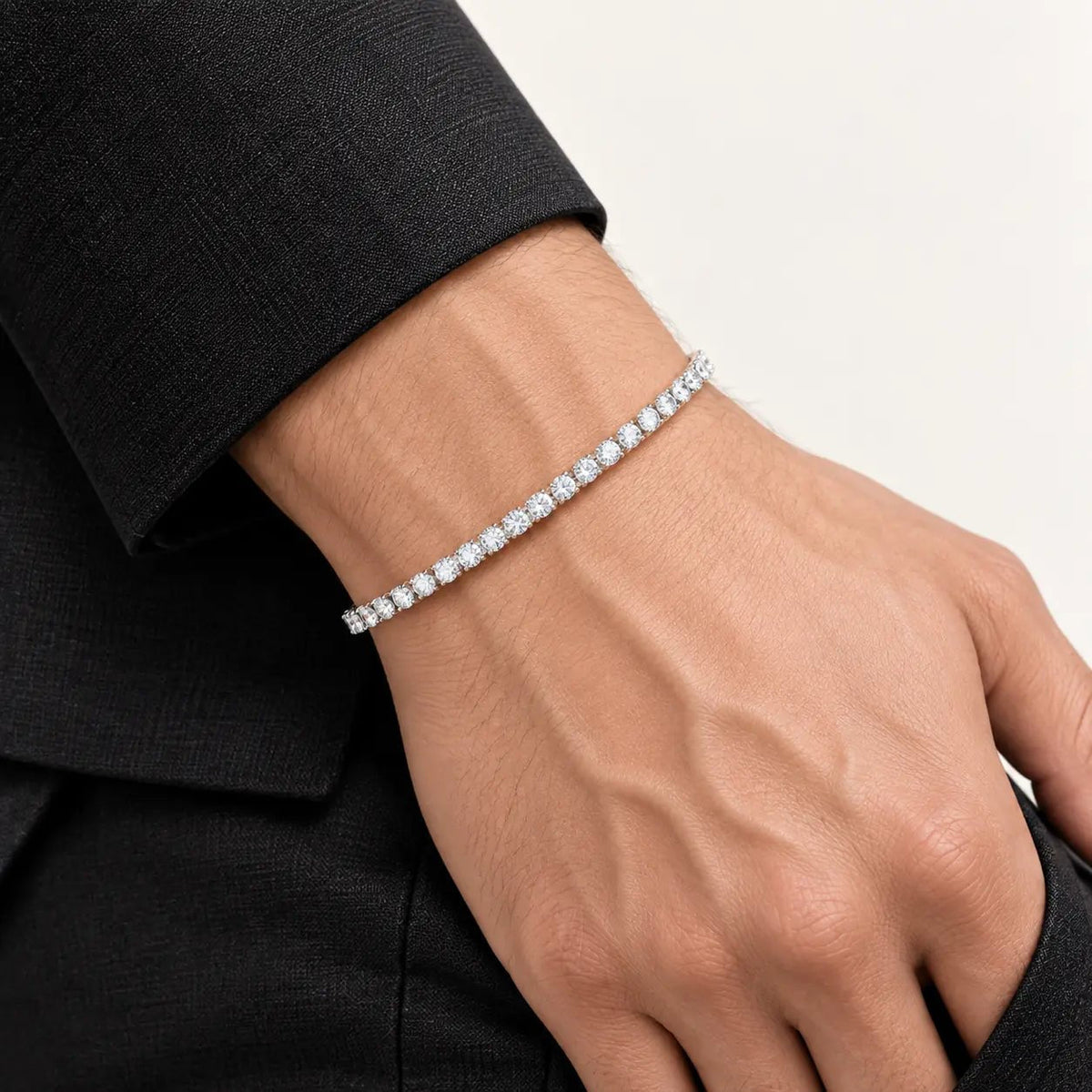 Pulsera Tennis 3 mm de plata 925 con moissanita, en muñeca de modelo.