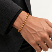 Pulsera Nudo Gold 6 mm de acero 316L, en muñeca de modelo.