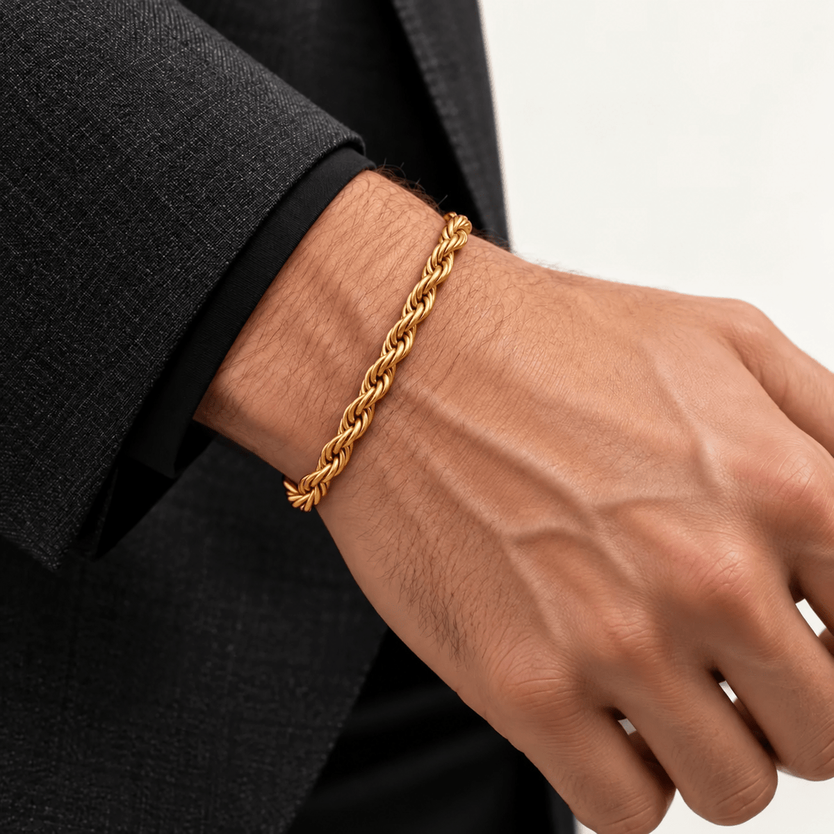 Pulsera Nudo Gold 6 mm de acero 316L, en muñeca de modelo.