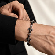 Pulsera Cross of King 10 mm de acero 304L, en la muñeca de un modelo.