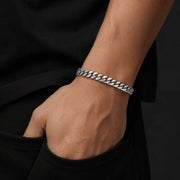 Pulsera Miami Cuban Silver 9 mm de acero 316L, en la muñeca de un modelo.