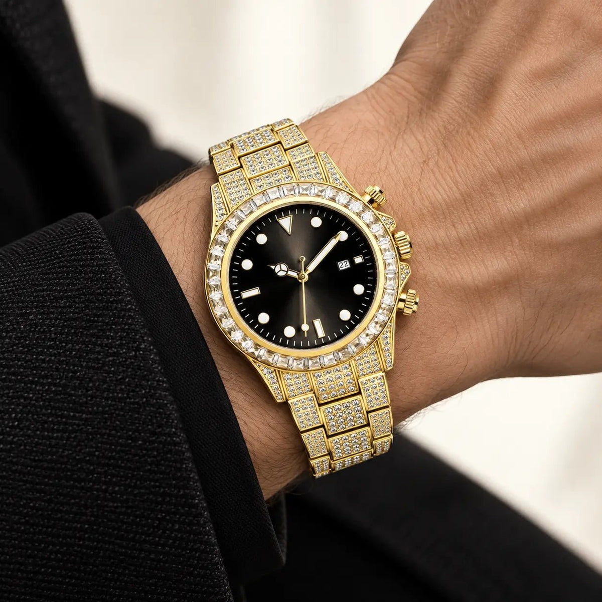 Reloj Legacy Gold de acero 316L con circonia 5A, en muñeca de modelo.