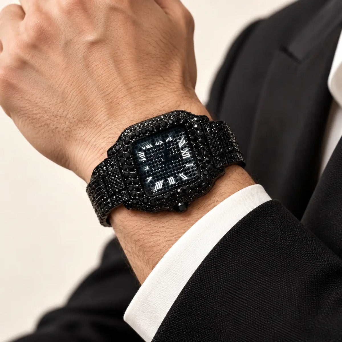 Reloj Millionaire Black de acero 316L con circonia 5A, en muñeca de modelo.
