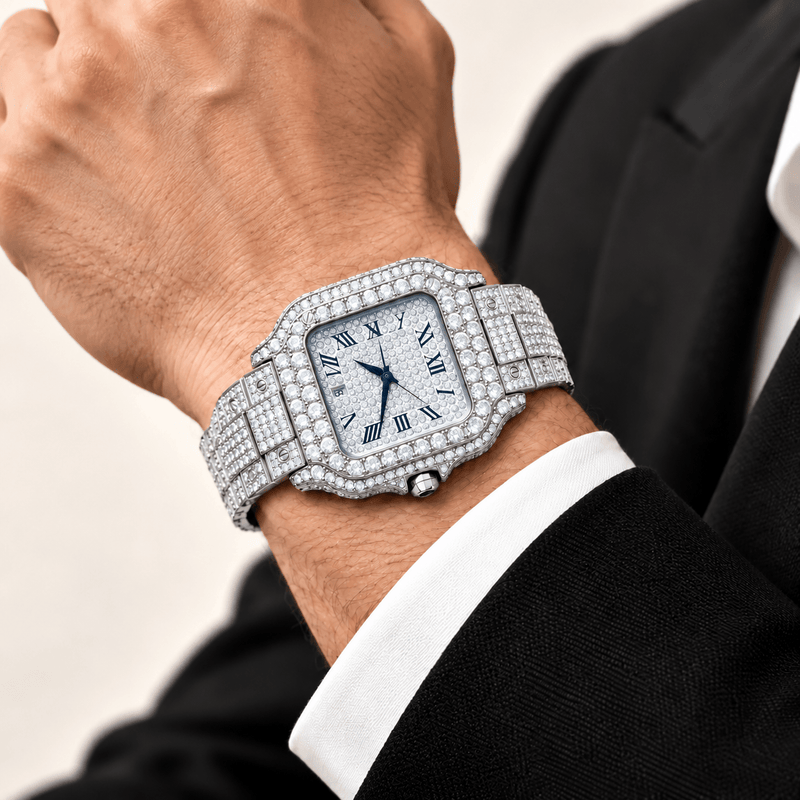 Reloj Millionaire Silver de acero 316L con circonia 5A, en muñeca de modelo.