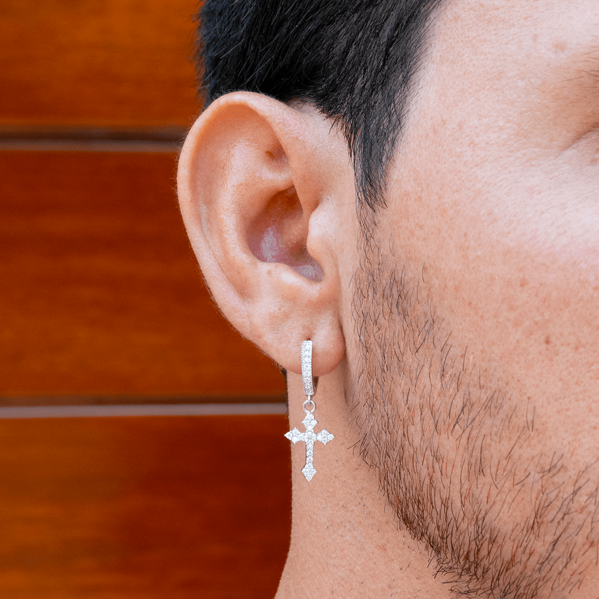 Arete Cross Gotic 29.5mm – Plata 925 con Moissanita – detalle 8