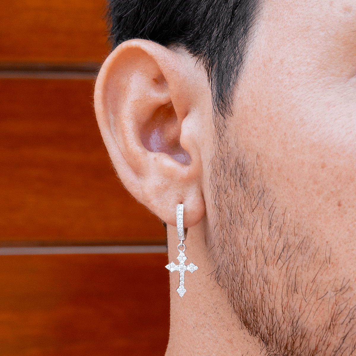 Arete Cross Gotic 29.5mm – Plata 925 con Moissanita – detalle 7