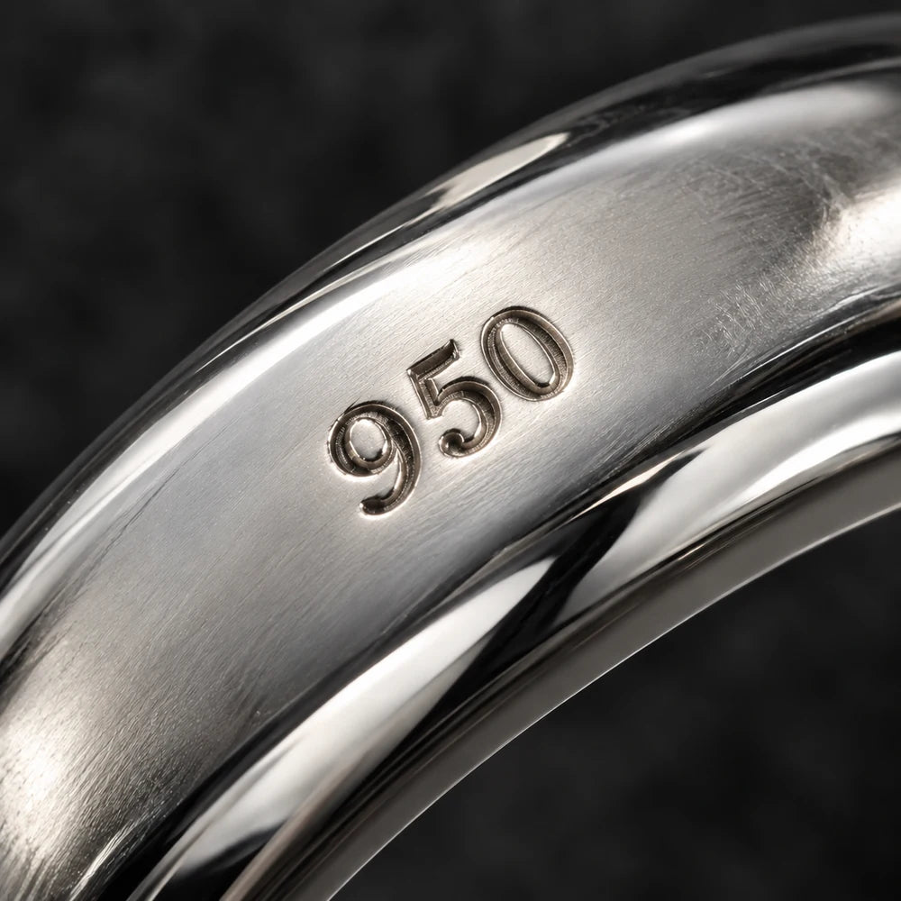 Detalle de un anillo pulido de plata 950 con grabado 950
