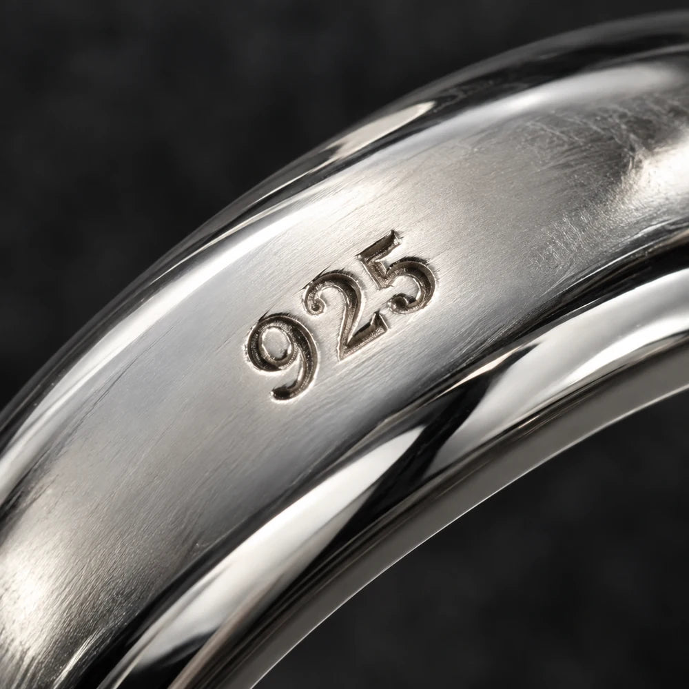 Detalle de un anillo pulido de plata 925 con grabado 925